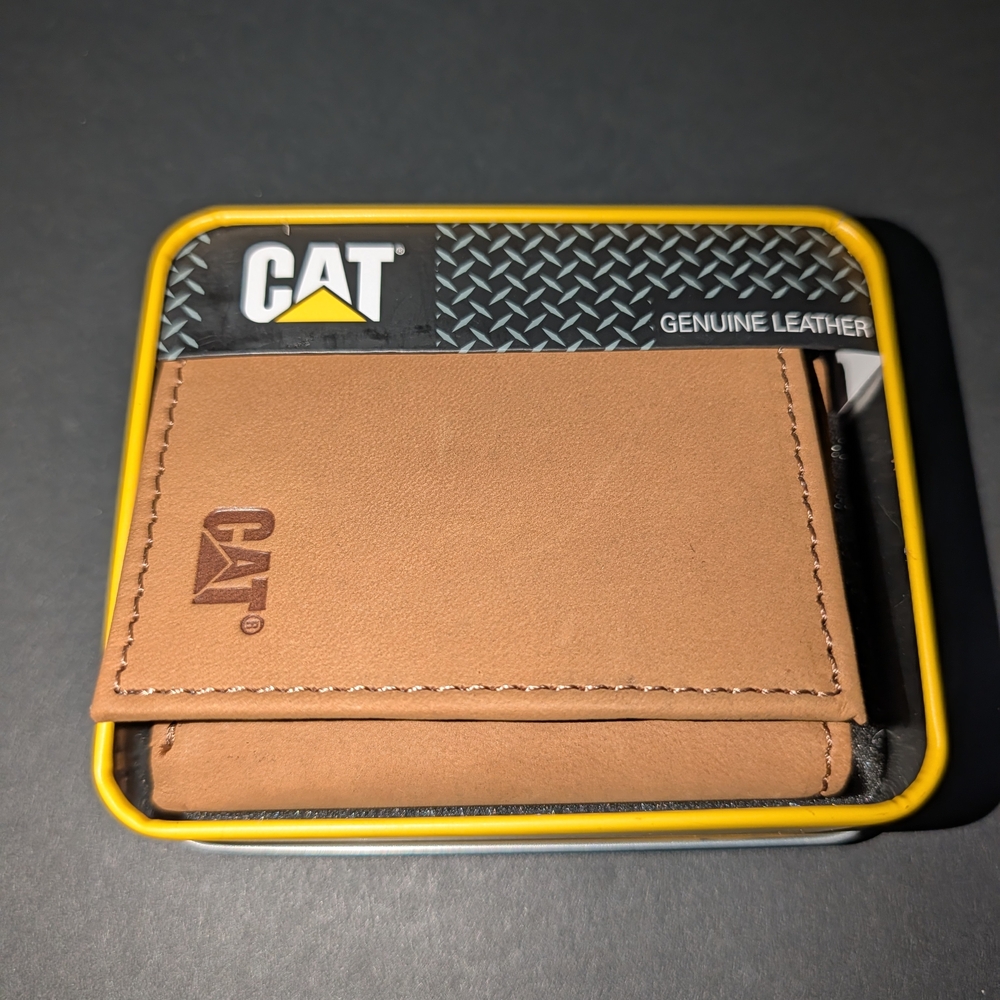 CAT Caterpillar Trifold Tan Leather Wallet W/Embossed Logo In Tin Case Brand New